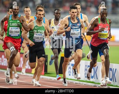 DOHA - KATAR OCT 4: Ayanlehe Souleiman (DJI), Taoufik Makhloufi (ALG) Alexis Miellet (FRA) und Timothy Cheruiyot (KEN) im 1500 m Halbfina Stockfoto