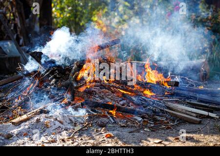 Großes verrauchtes Lagerfeuer im Garten. Stockfoto