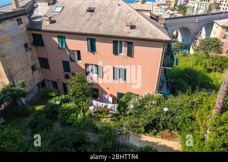 Bogliasco, Italien - 19. August 2019: Malerischer Ferienort Bogliasco an der ligurischen Küste bei Genua in Ligurien, Italien Stockfoto