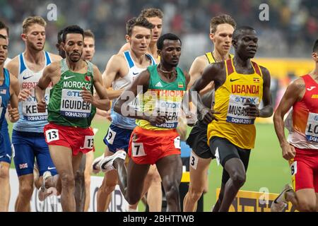 DOHA - KATAR OCT 4: Abdelaati Iguider (MAR), Samuel Tefera (ETH), Ronald Musagala (UGA) im 1500 m Halbfinale am 8. Tag des 17. IAAF wo Stockfoto