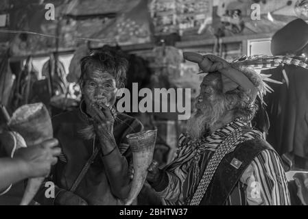 Chin Männer feiern, Mindin, Myanmar Stockfoto