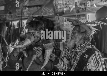 Chin Männer feiern, Mindin, Myanmar Stockfoto