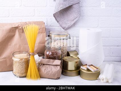 Grundprodukte in Notfallsituationen. Stockfoto