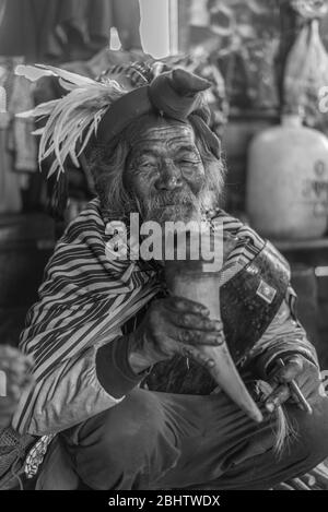 Chin Männer feiern, Mindin, Myanmar Stockfoto