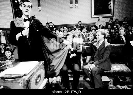 Jacob Rees-Mogg spricht 1991 bei der Oxford Union Society. Zuhörend sind Kenneth Clarke und John Patten. Stockfoto