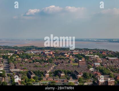 Blick auf den Süden Liverpool und den Wirral vom Turm der Liverpool Kathedrale, plus die Sandbänke der Mersey Mündung bei Ebbe Stockfoto