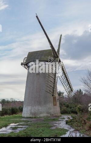 Die Windmühle am Bidston Hill, Wirral, wurde von 1800 bis 1875 zum Mehlfräsen genutzt und ist an einigen Sommerwochenenden für die Öffentlichkeit zugänglich Stockfoto