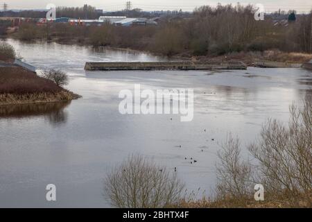 Woolston New Weir im Osten Warrington. Das Wehrwehr wurde in den 1990er Jahren gebaut und Gezeiteneinflüsse reichen manchmal fast so weit Stockfoto