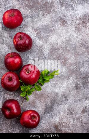 Frische rote reife Äpfel auf grauem Hintergrund Stockfoto