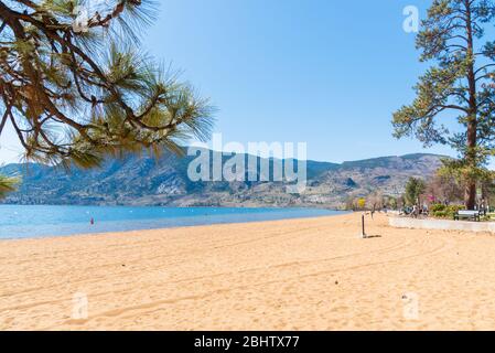 Blick auf den großen Sandstrand am Skaha Lake in Penticton, BC, Kanada Stockfoto