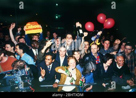 Anhänger der Labour Party feiern den Wahlsieg in Großbritannien in der Nacht vom 1. Auf den 2. Mai 1997 vor der Royal Festival Hall in London. Stockfoto