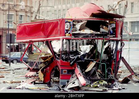 Die Nachwirkungen des Bombenanschlags auf den Aldwych Bus in London am 18. Februar 1996. Ein improvisierter Sprengsatz des irischen Republikaners Edward O'Brien explodierte auf einem Bus von 171. Stockfoto