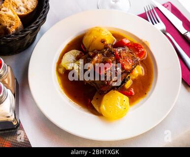 Leckere Schulter von Lamm im Ofen mit Kartoffeln und geschmortes Gemüse gebacken Stockfoto