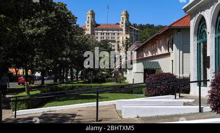 Arlington Resort Hotel & Spa liegt hoch über den nahe gelegenen Badehäusern in der Badehaus Row (Central Avenue) in der Stadt Hot Springs, Arkansas, USA Stockfoto