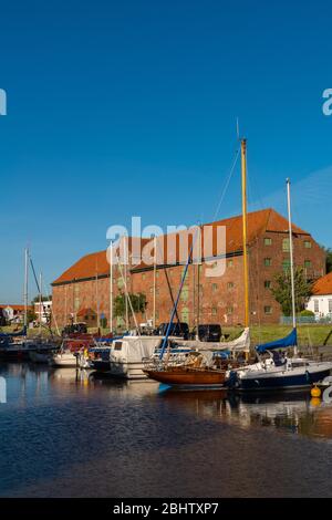 Eider-Habour und altes Packhaus oder Lager in Tönning an der Nordsee, Kreis Nordfriesland, Schleswig-Holstein, Norddeutschland, Europa Stockfoto