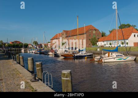 Eider-Habour und altes Packhaus oder Lager in Tönning an der Nordsee, Kreis Nordfriesland, Schleswig-Holstein, Norddeutschland, Europa Stockfoto