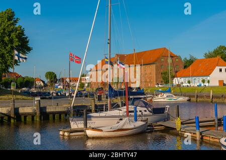 Eider-Habour und altes Packhaus oder Lager in Tönning an der Nordsee, Kreis Nordfriesland, Schleswig-Holstein, Norddeutschland, Europa Stockfoto