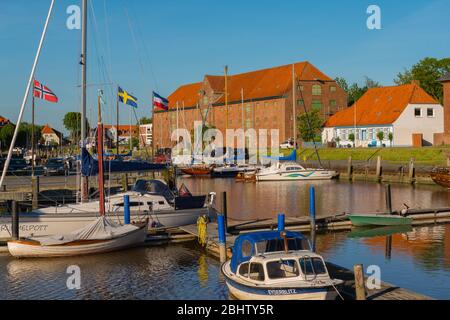 Eider-Habour und altes Packhaus oder Lager in Tönning an der Nordsee, Kreis Nordfriesland, Schleswig-Holstein, Norddeutschland, Europa Stockfoto