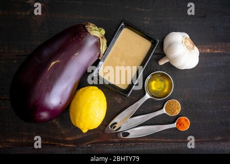 Zutaten für Baba ganoush: Auberginen, Zitrone, Tahini und andere Zutaten für eine traditionelle libanesische Auberginen-Dip Stockfoto