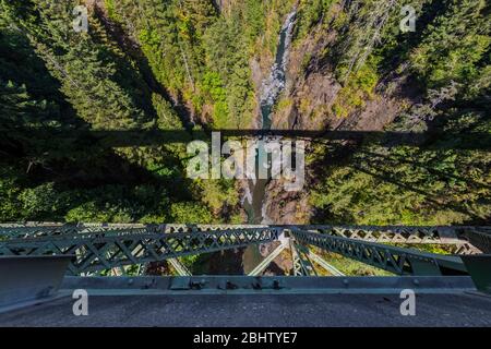 Blick hinunter auf den South Fork Skokomish River von der High Steel Bridge, die ursprünglich für den Holzbau von Zügen gebaut wurde, im Olympic National Forest, Washington State, USA Stockfoto