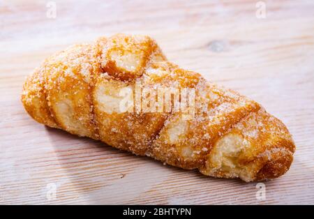 Katalanische süße Brötchen mit Puderzucker und Zucker. Spanisches Gericht Stockfoto