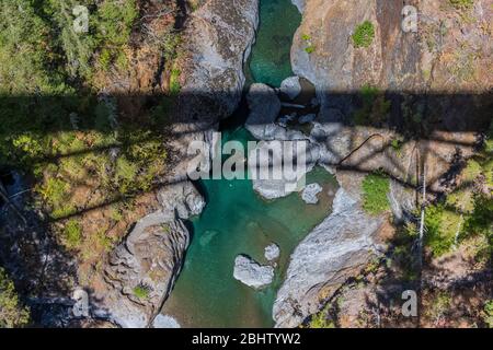 Blick hinunter auf den South Fork Skokomish River von der High Steel Bridge, die ursprünglich für den Holzbau von Zügen gebaut wurde, im Olympic National Forest, Washington State, USA Stockfoto