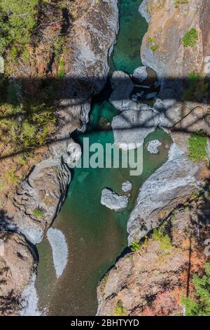 Blick hinunter auf den South Fork Skokomish River von der High Steel Bridge, die ursprünglich für den Holzbau von Zügen gebaut wurde, im Olympic National Forest, Washington State, USA Stockfoto