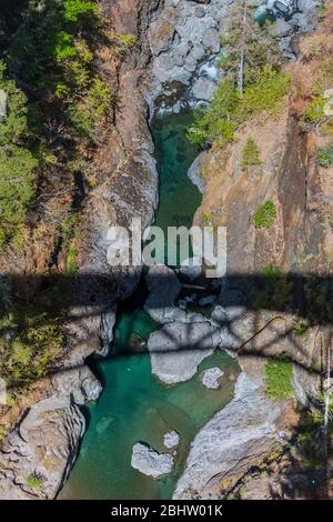 Blick hinunter auf den South Fork Skokomish River von der High Steel Bridge, die ursprünglich für den Holzbau von Zügen gebaut wurde, im Olympic National Forest, Washington State, USA Stockfoto