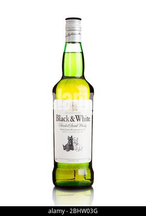 CHISINAU, MOLDAWIEN - 27. APRIL 2020: Black & White ist ein gemischter Scotch Whisky. Es wurde ursprünglich von der Londoner James Buchanan & Co Ltd. Produziert Stockfoto