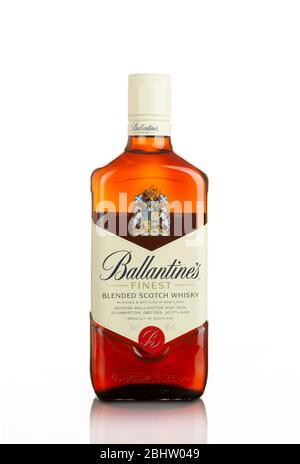 CHISINAU, MOLDAWIEN - 27. APRIL 2020: Ballantines Blended Scotch Whiskeys ist eine Serie von Blended Scotch Whiskeys, die von Pernod Ricard in Dumbart hergestellt werden Stockfoto