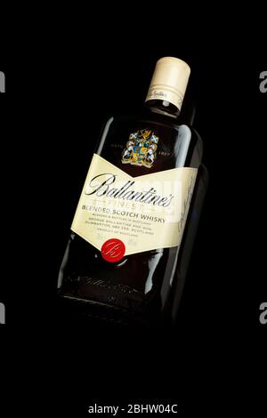 CHISINAU, MOLDAWIEN - 27. APRIL 2020: Ballantines Blended Scotch Whiskeys ist eine Serie von Blended Scotch Whiskeys, die von Pernod Ricard in Dumbart hergestellt werden Stockfoto