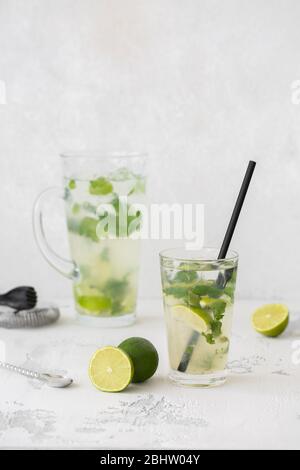 Klassischer Mojito-Cocktail im Glas Stockfoto