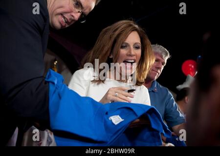 Waterloo Iowa USA, 14. August 2011: Republikanische Präsidentschaftskandidatin Michele Bachmann signiert Autogramme nach ihrer Rede am Sonntag beim Waterloo Black Hawk County Lincoln Day Dinner im Electric Park Ballroom. Bachmann gewann Samstags Ames Straw Poll gegen Texan Ron Paul. ©Bob Daemmrich Stockfoto