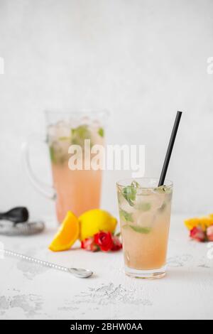 Sommerlicher erfrischender Cocktail mit Rosenblüten, Zitrone und Minze. Stockfoto