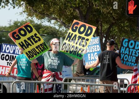 Houston Texas, USA, 6. August 2011: Demonstranten der Westboro Baptist Church in Kansas, die vor einer ganztägigen Gebetskundgebung protestieren, machen deutlich, was sie nicht mögen: Gott hasst Amerika, Schwule, Geschiedene, Ehebrecher, die Medien, Und du kommst auch in die Hölle. ©Marjorie Kamys Cotera/Daemmrich Photos Stockfoto