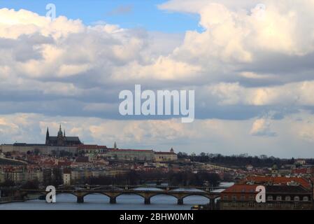 Pargue , Blick auf den Turm der Kleinen Brücke der Karlsbrücke und der Prager Burg, Tschechische Republik. Stockfoto