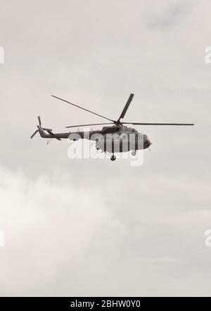 Brownsville Texas USA, September 2010: Ein Militärhubschrauber der mexikanischen Marine patrouilliert am Freitagnachmittag auf dem Rio Grande River an der US-Grenze zu Brownsville, Texas, nach Berichten über mehrere Schießereien zwischen Drogenkartellen und staatlichen Sicherheitskräften in Matamoros. Mehr als zwei Dutzend wurden bei den Vorfällen getötet. ©Bob Daemmrich Stockfoto