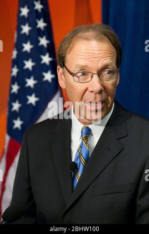 Austin Texas, USA, Juli 20 2011: Dan Hesse, CEO von Sprint, einem Mobilfunkanbieter, spricht auf einer Pressekonferenz und verkündet eine Bundesstrategie zur Förderung von Recyclingmärkten und Arbeitsplätzen für Elektronik in den USA. Die Veranstaltung fand im Jahr Round2 statt, einer High-Tech-Recyclinganlage in Austin. ©Bob Daemmrich Stockfoto