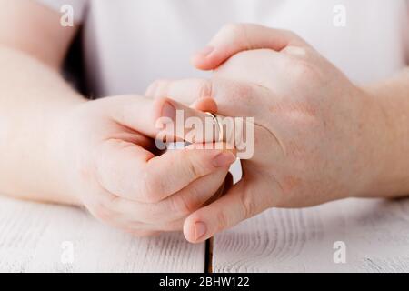 Mann nimmt den Hochzeit Ring Stockfoto