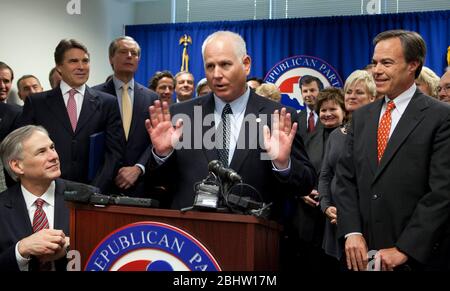 Austin Texas USA, Dezember 14 2010: Die Republikaner von Texas lächeln alle, wenn der Abtrünnige Alan Ritter (auf dem Podium) auf einer Pressekonferenz, die den Wandel in Austin ankündigt, von der Demokratischen Partei in die Republikanische Partei übertritt. Zum ersten Mal in der Geschichte wird das Texas House mit mehr als 2/3.s-Mehrheit und 101 republikanischen Mitgliedern operieren. Von links nach rechts sehen Sie Generalstaatsanwalt Greg Abbott, Gouverneur Rick Perry, LT. Gouverneur David Dewhurst, Ritter und Haussprecher Joe Straus. ©Bob Daemmrich Stockfoto