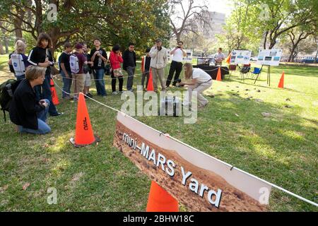 Austin, Texas, USA, 31. März 2011: Kinder im Schulalter sehen während des NASA Day im Texas Capitol den Mars Exploration Rover der NASA. ©Marjorie Kamys Cotera/Daemmrich Photography Stockfoto