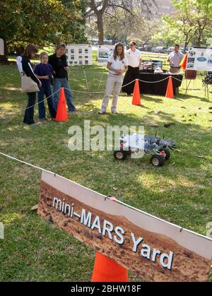 Austin, Texas, USA, 31. März 2011: Kinder im Schulalter sehen während des NASA Day im Texas Capitol den Mars Exploration Rover der NASA. ©Marjorie Kamys Cotera/Daemmrich Photography Stockfoto