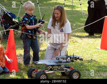 Austin, Texas, USA, 31. März 2011: Kinder im Schulalter sehen während des NASA Day im Texas Capitol den Mars Exploration Rover der NASA. ©Marjorie Kamys Cotera/Daemmrich Photography Stockfoto