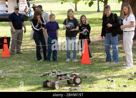 Austin, Texas, USA, 31. März 2011: Kinder im Schulalter sehen während des NASA Day im Texas Capitol den Mars Exploration Rover der NASA. ©Marjorie Kamys Cotera/Daemmrich Photography Stockfoto