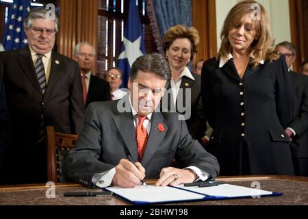 Austin, Texas, USA, 30. Mai 2011: Der texanische Gouverneur Rick Perry unterzeichnet feierlich HB 274, was die Reform des Gerichtsverfahrens vor texanischen Gerichten bringt. ©Marjorie Kamys Cotera/Daemmrich Photography Stockfoto