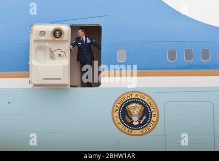 Austin, Texas, USA, 10. Mai 2011: Ein Offizier der Luftwaffe wartet auf die Treppe und öffnet die Tür der Air Force One, als Präsident Barack Obama (nicht abgebildet) am Flughafen Austin eintrifft. ©Marjorie Kamys Cotera/Daemmrich Photography Stockfoto