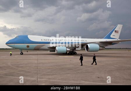 Austin, Texas, USA, 10.. Mai 2011: Präsident Barack Obama kommt mit der Air Force One. ©Marjorie Kamys Cotera/Daemmrich Photography Stockfoto