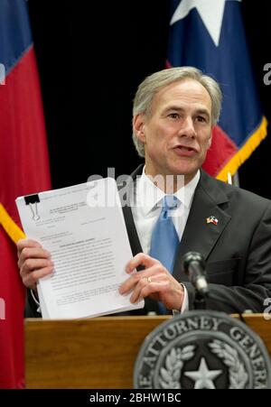 Austin, Texas, USA, 31. Januar 2011: Texas Attorney General Greg Abbott reagiert auf die USA Bezirksrichter Roger Vinson hat heute entschieden, dass der Patient Protection and Affordable Care Act, auch bekannt als Obamacare, verfassungswidrig ist. Texas ist einer von 26 Staaten, die die Bundesregierung verklagen, um das Gesetz zu ändern. ©Bob Daemmrich Stockfoto