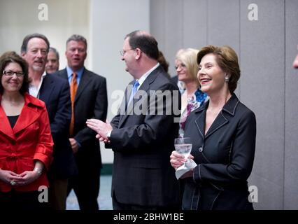 Fort Worth Texas, USA, 13. April 2011: Die ehemalige First Lady Laura Bush wartet darauf, mit VIPs für Fotos zu posieren, nachdem sie eine Grundsatzrede auf der Geschäftskonferenz gehalten hat. ©Bob Daemmrich Stockfoto