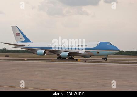 Austin, Texas, USA, 10.. Mai 2011: Präsident Barack Obama kommt mit der Air Force One. ©Marjorie Kamys Cotera/Daemmrich Photography Stockfoto